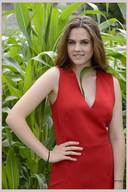 Im roten Kleid vor dem Maisfeld.